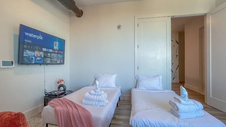 Bed, Living room, Photo of the whole room, Seating area