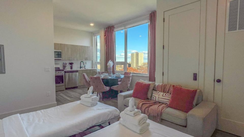 Bed, Kitchen or kitchenette, Photo of the whole room, Dining area, Bedroom, Family