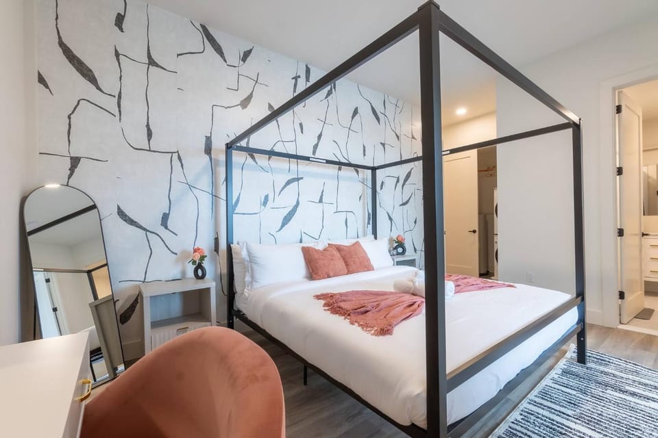 Bed, Photo of the whole room, Decorative detail, Bedroom, wardrobe