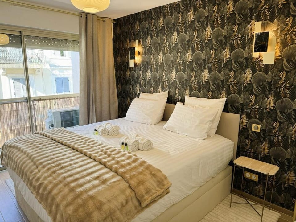 Bed, TV and multimedia, Bedroom