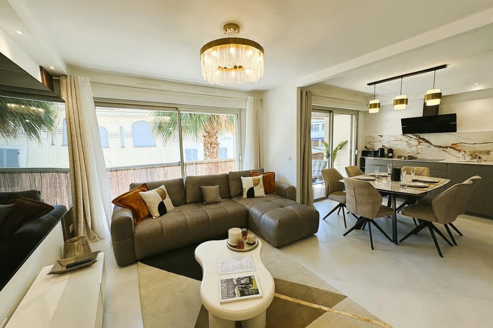 Communal lounge/ TV room, TV and multimedia, Living room, Seating area, Dining area