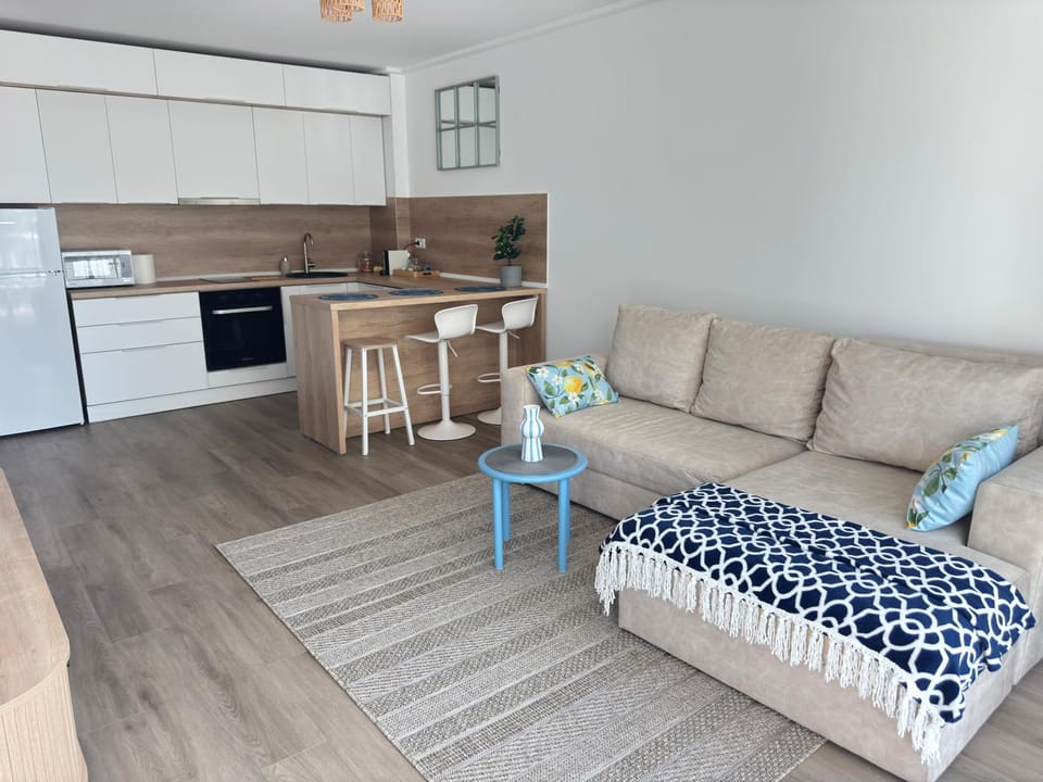 Kitchen or kitchenette, Living room, Seating area, Dining area