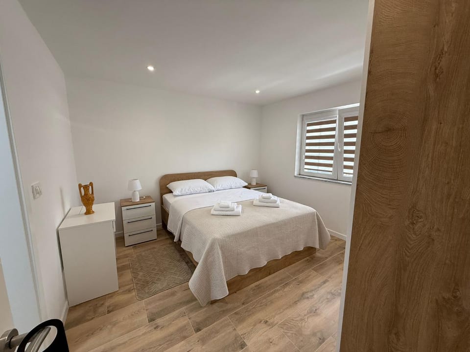 Bed, Bedroom, towels, wardrobe