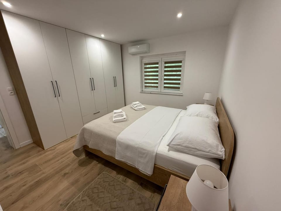 Bed, Bedroom, towels, wardrobe, air conditioner