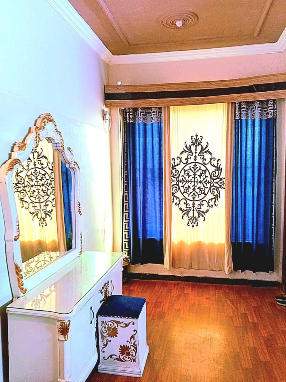 Photo of the whole room, hair dresser
