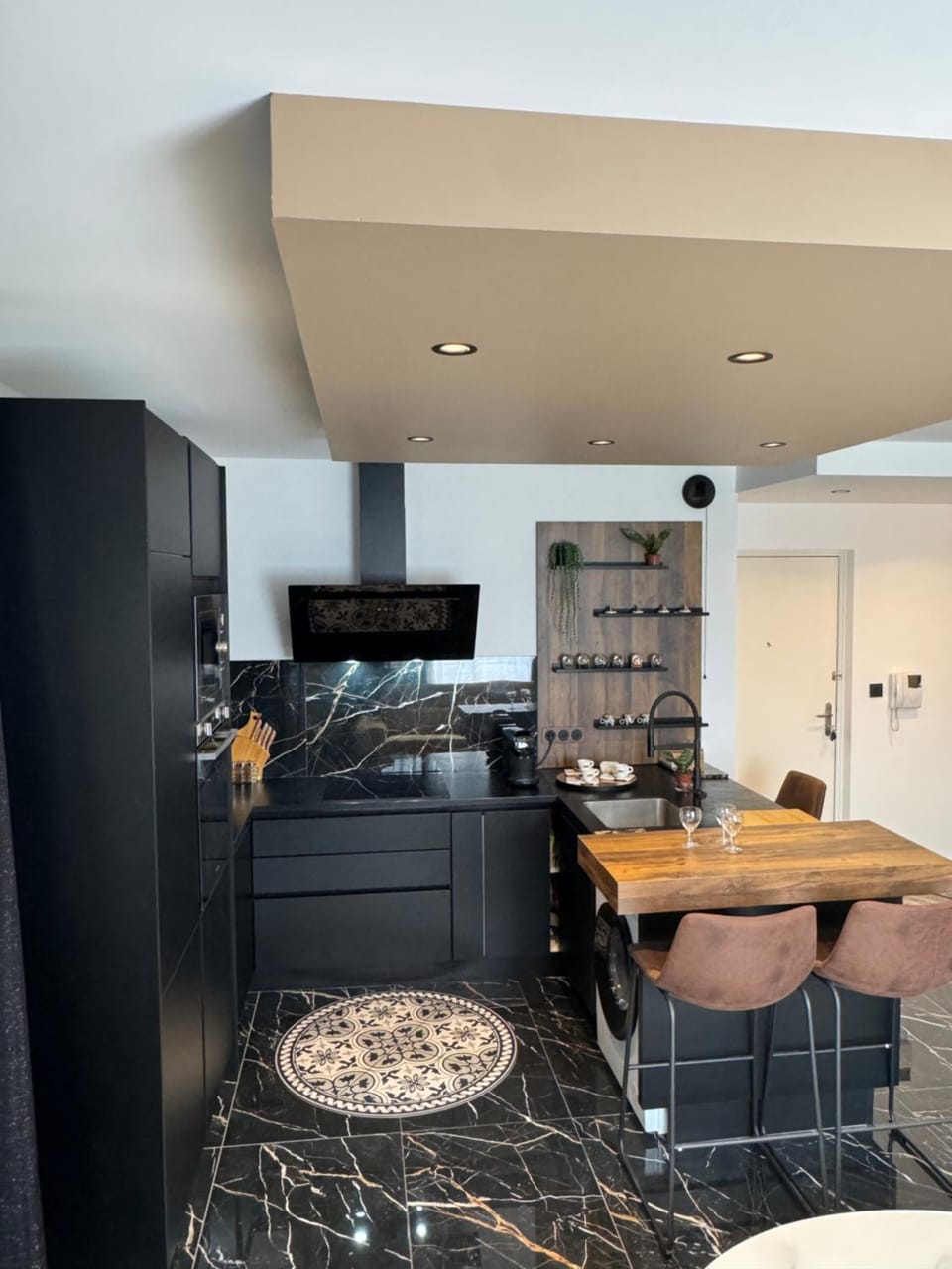 Kitchen or kitchenette, Dining area, oven, stove