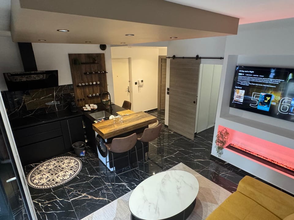 TV and multimedia, Kitchen or kitchenette, Living room, Dining area, minibar, stove
