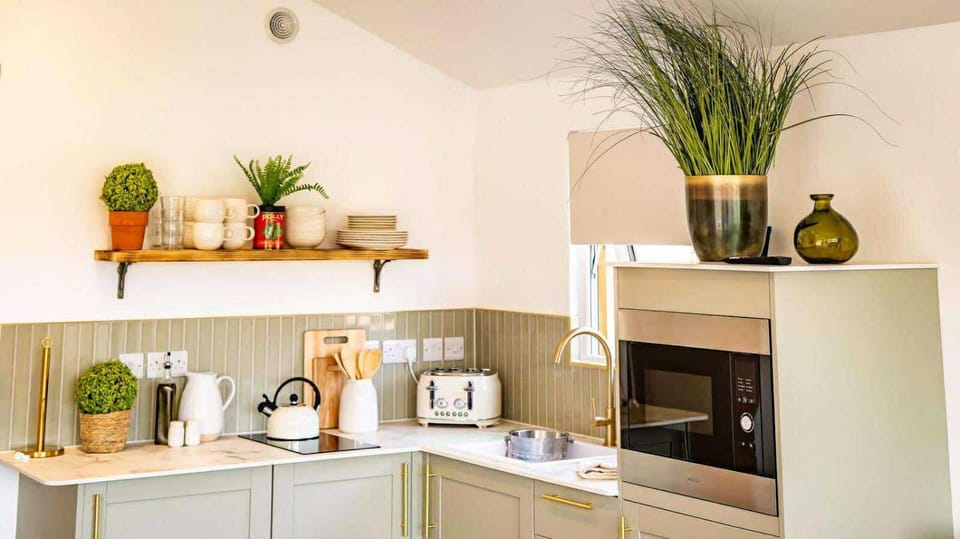 Coffee/tea facilities, Kitchen or kitchenette, stove, toaster