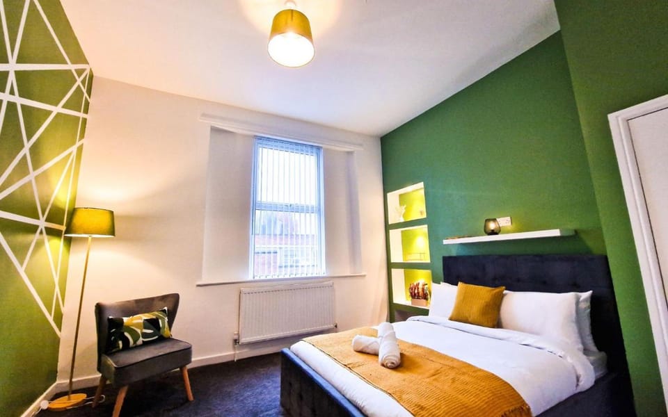 Bed, Photo of the whole room, Decorative detail, Bedroom, furniture, heating, internet, storage, towels