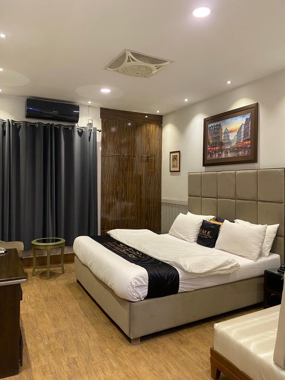 Bed, Photo of the whole room, Bedroom, air conditioner