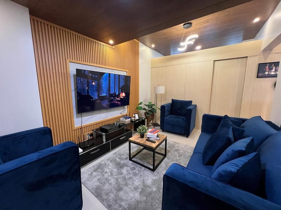 Communal lounge/ TV room, TV and multimedia, Living room, Seating area, Evening entertainment