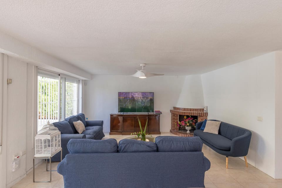 Communal lounge/ TV room, TV and multimedia, Living room, Seating area, fireplace