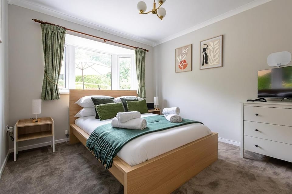 Spacious 4 Bed House with Parking in Loughborough House in Loughborough