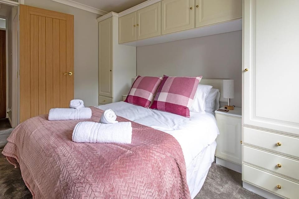 Spacious 4 Bed House with Parking in Loughborough House in Loughborough