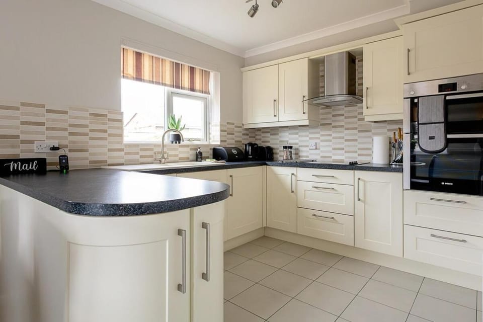 Spacious 4 Bed House with Parking in Loughborough House in Loughborough