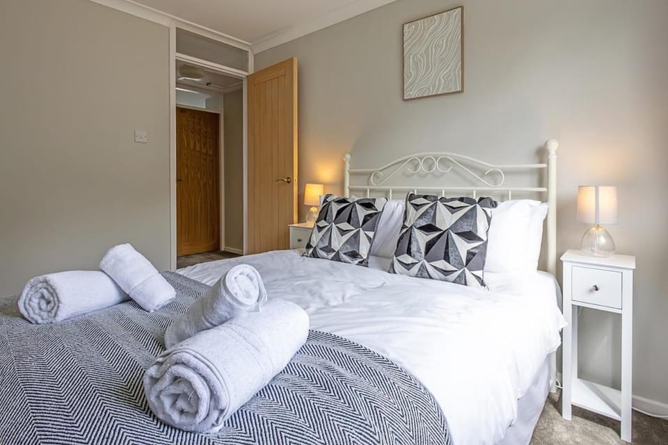 Spacious 4 Bed House with Parking in Loughborough House in Loughborough