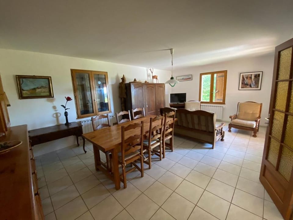 TV and multimedia, Seating area, Dining area