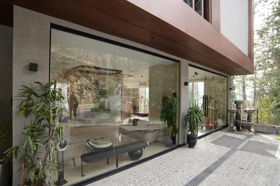 Property building, Patio, Restaurant/places to eat, Facade/entrance, Day, Lobby or reception, Breakfast, Facility for disabled guests, Parking