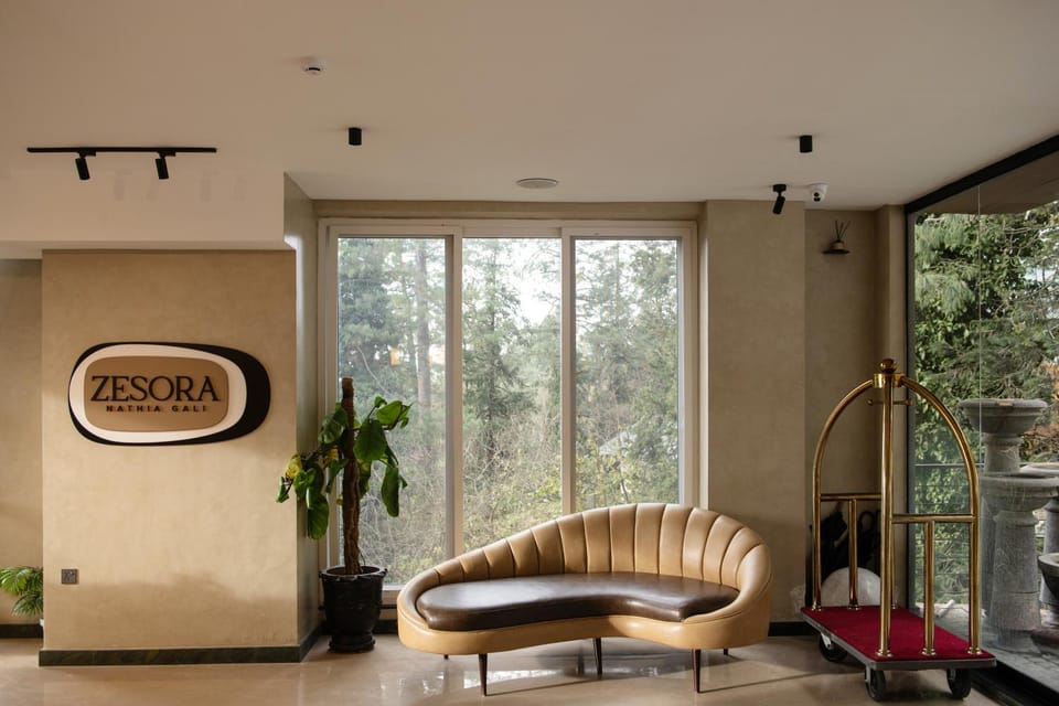 Staff, Living room, Lobby or reception, Lounge or bar, Seating area, elevator