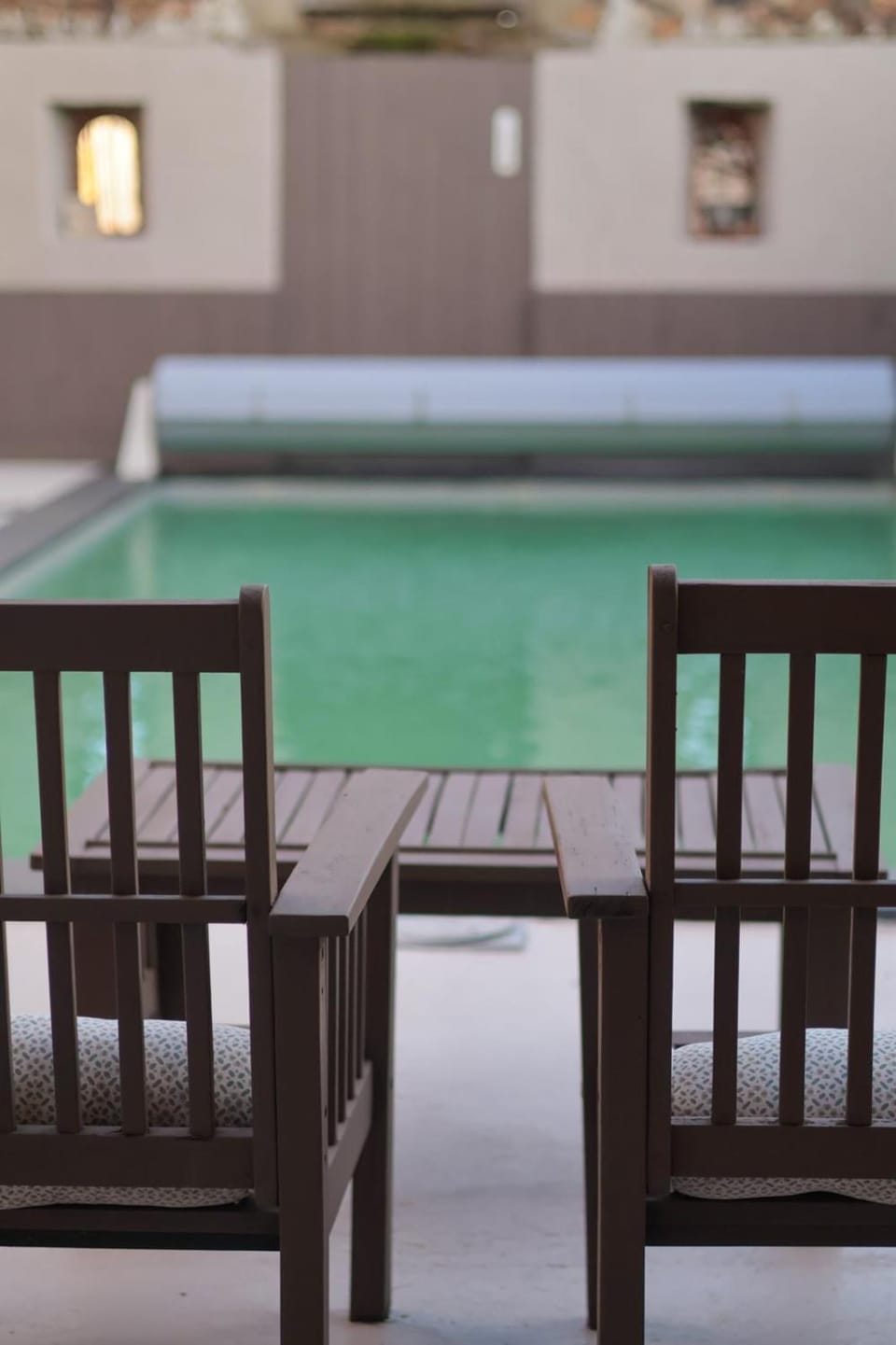 Chambre studio au Bord de la Piscine chauffée et privée pour vous le soir ! Apartment hotel in Pays de la Loire