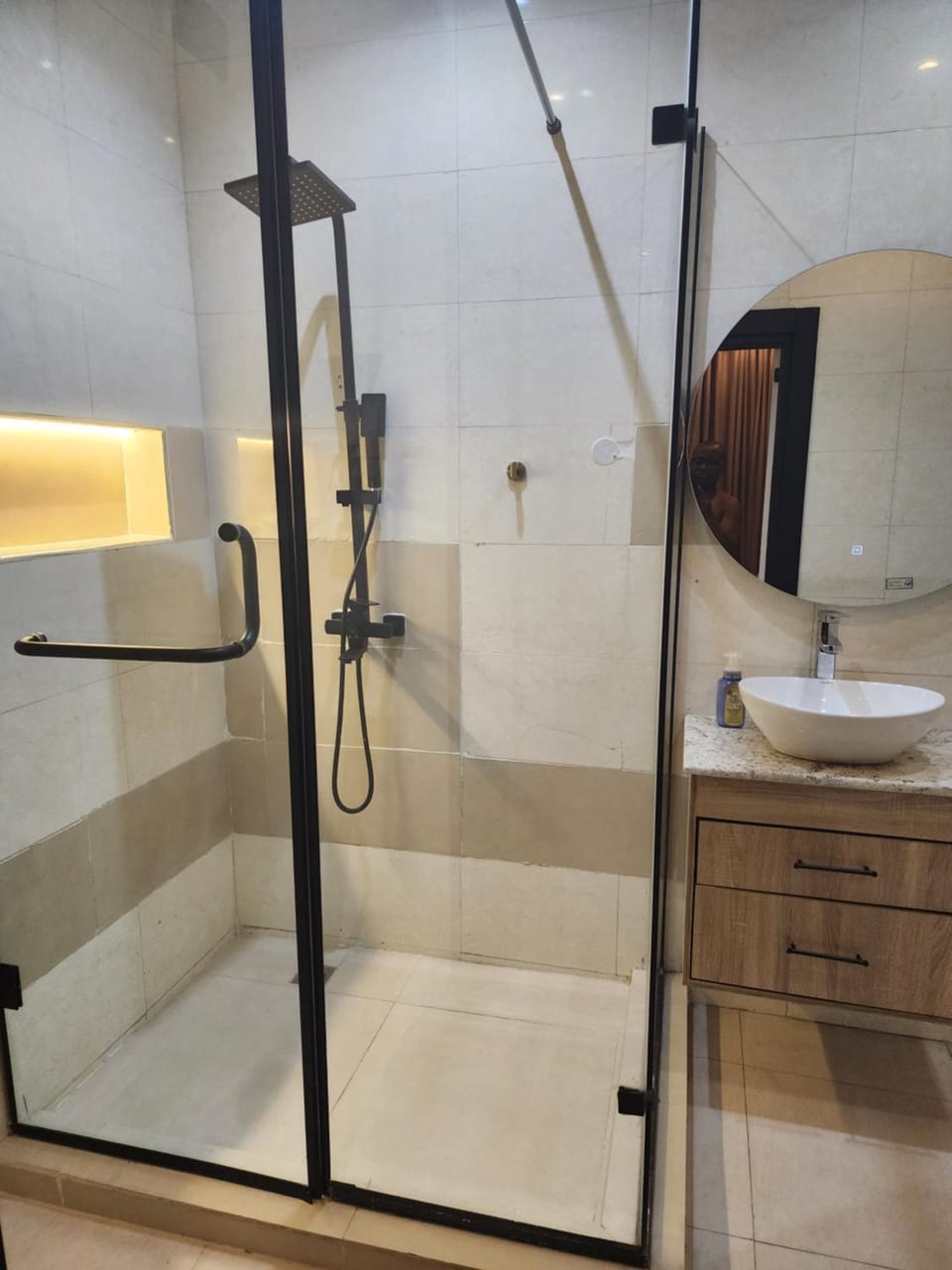 Fully furnished 4 bedroom serviced duplex in gated estate with constant water DSTV and unlimited fiber internet Includes 5kva solar inverter lights TVs fans fridge only generator housekeeper and driver SUV rental available at extra cost Apartment in Lagos, Nigeria