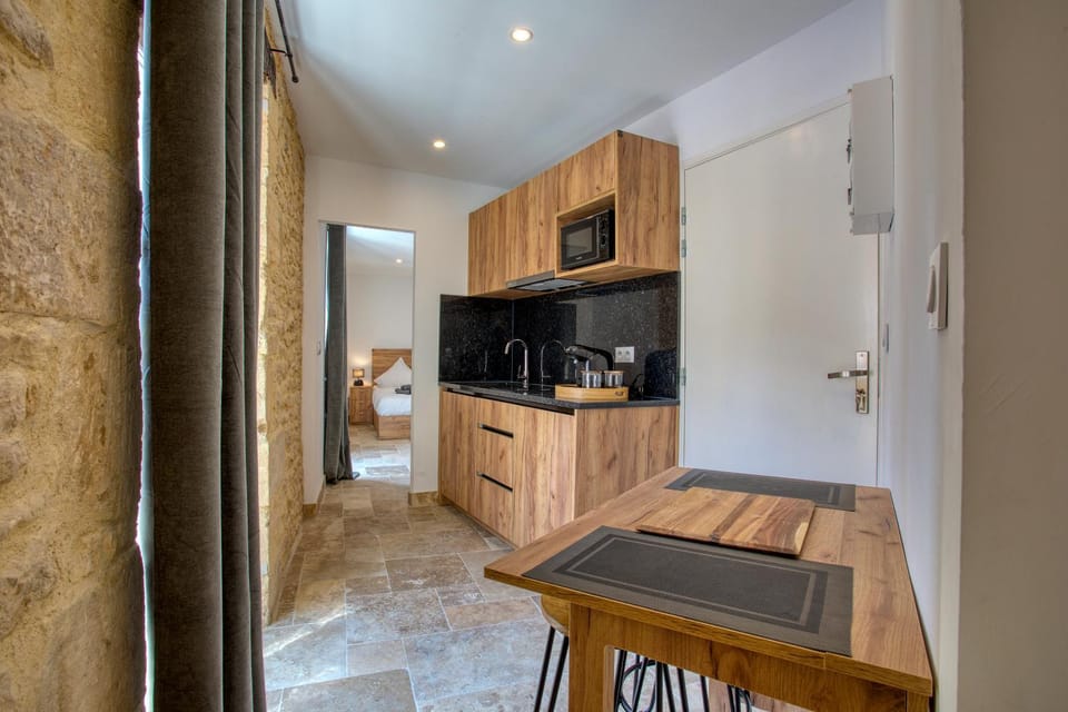Coffee/tea facilities, Kitchen or kitchenette, stove, toaster, kitchen