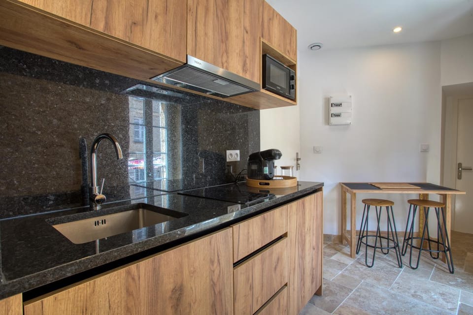 Coffee/tea facilities, Kitchen or kitchenette, Dining area, stove, kitchen