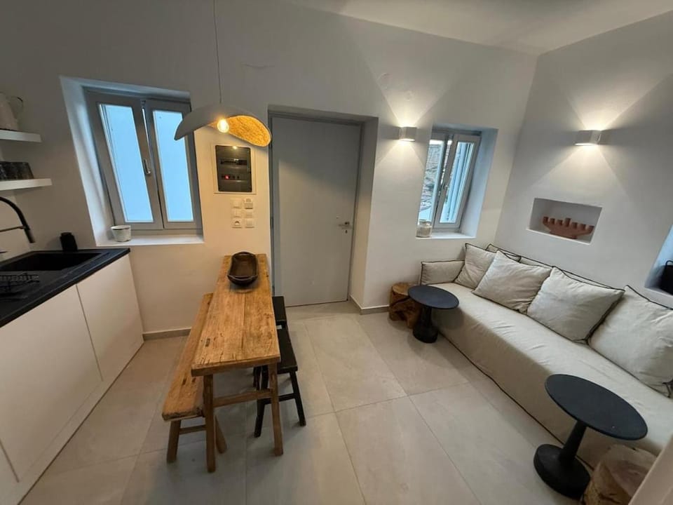 TV and multimedia, Kitchen or kitchenette, Living room, Seating area
