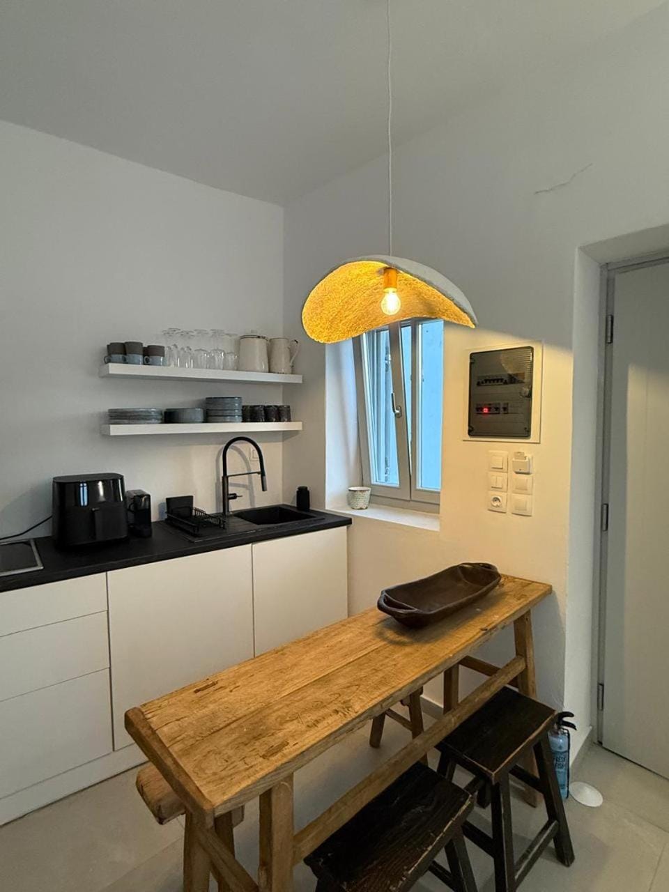 Coffee/tea facilities, Kitchen or kitchenette, Dining area, stove