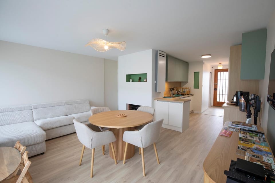 Seating area, Dining area