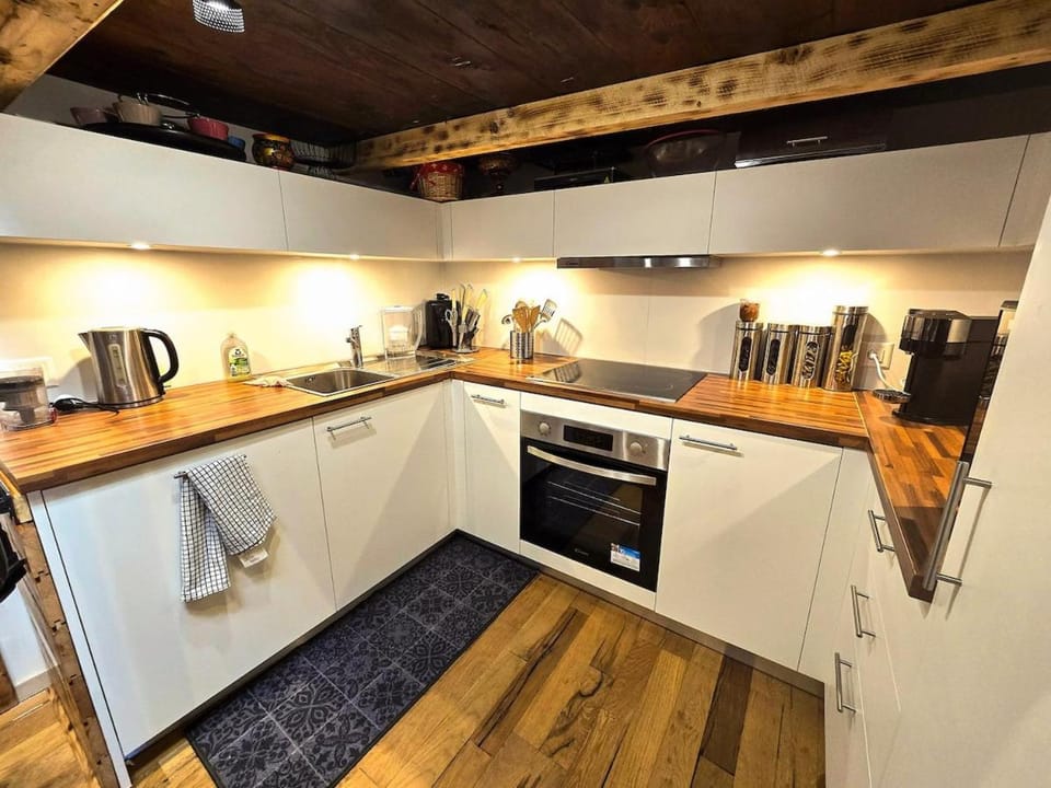 Coffee/tea facilities, Kitchen or kitchenette, dishwasher, stove, toaster