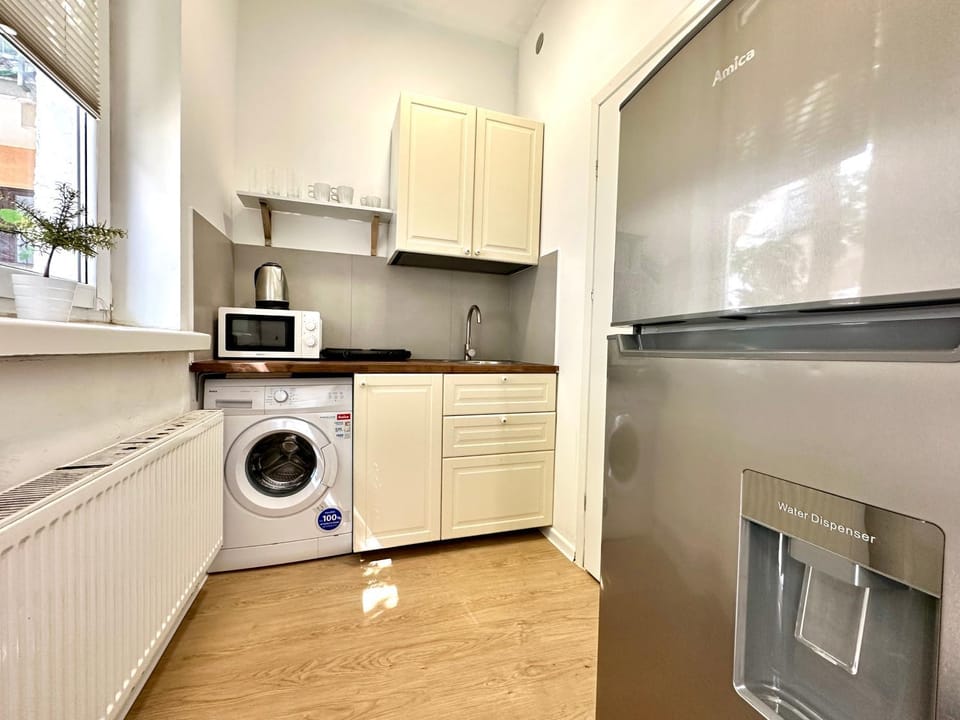 Kitchen or kitchenette, dishwasher, oven, washing machine