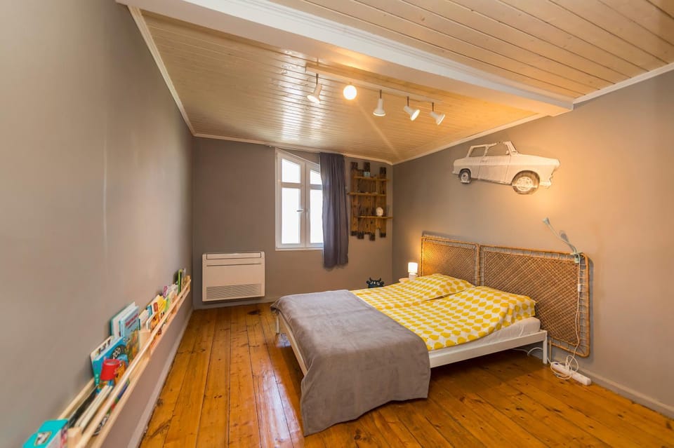 Photo of the whole room, Bedroom