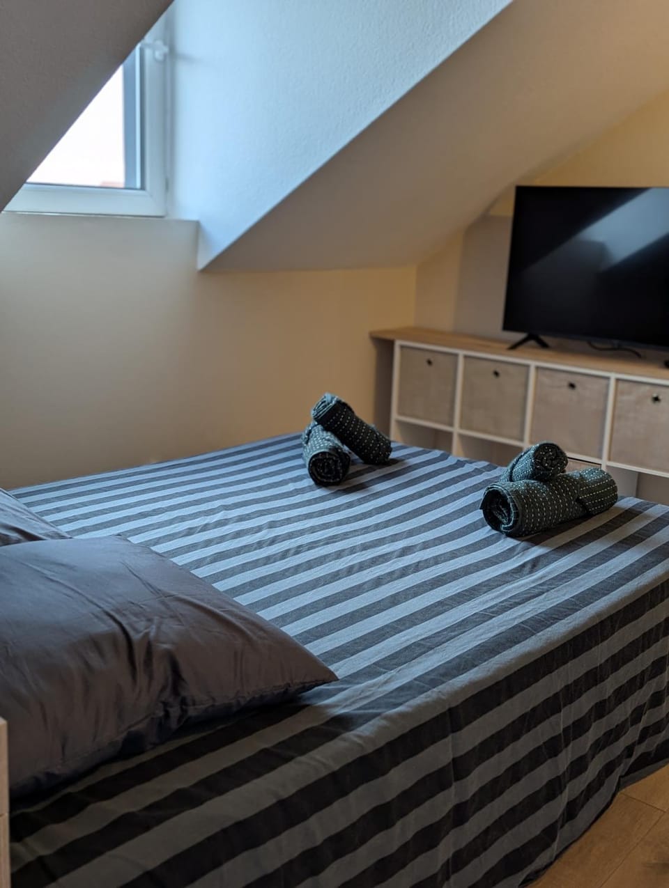 Bed, TV and multimedia, Photo of the whole room, Bedroom, towels