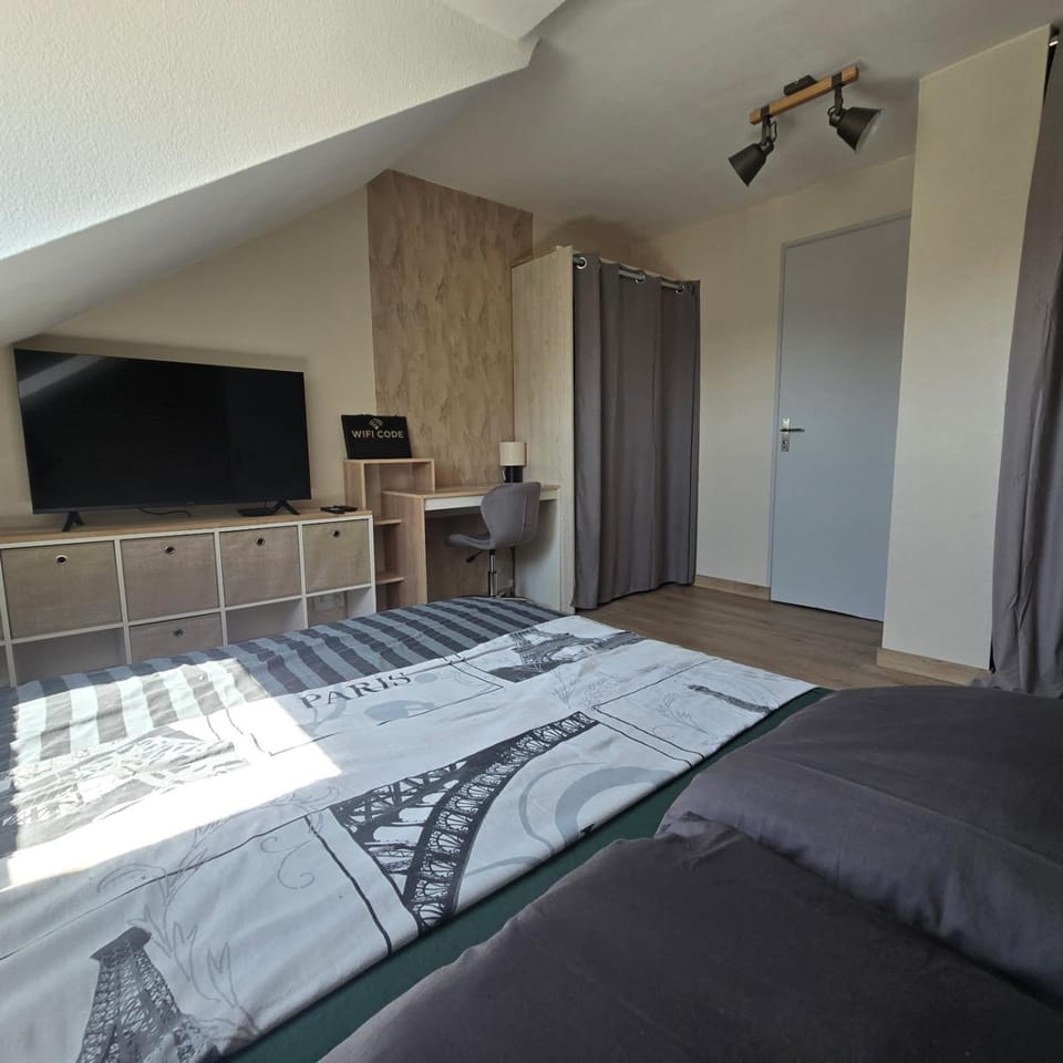 Bed, TV and multimedia, Photo of the whole room, Bedroom, wardrobe