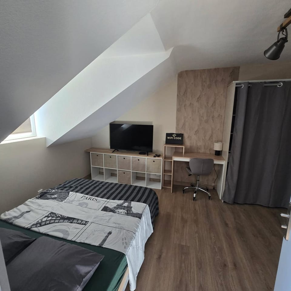 Bed, TV and multimedia, Photo of the whole room, Bedroom, wardrobe