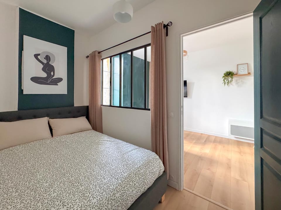 Photo of the whole room, Bedroom