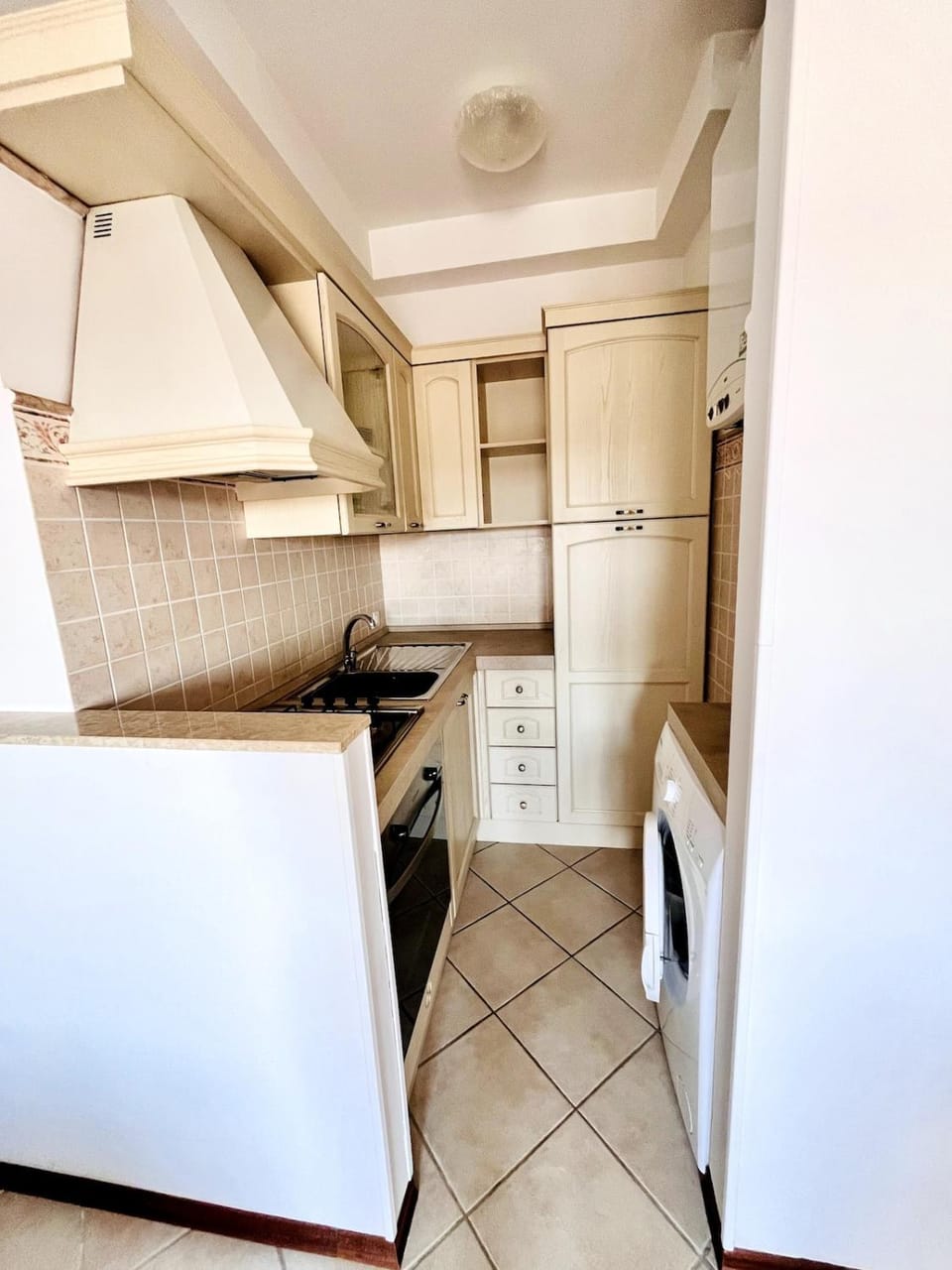 Kitchen or kitchenette, oven, stove, washing machine