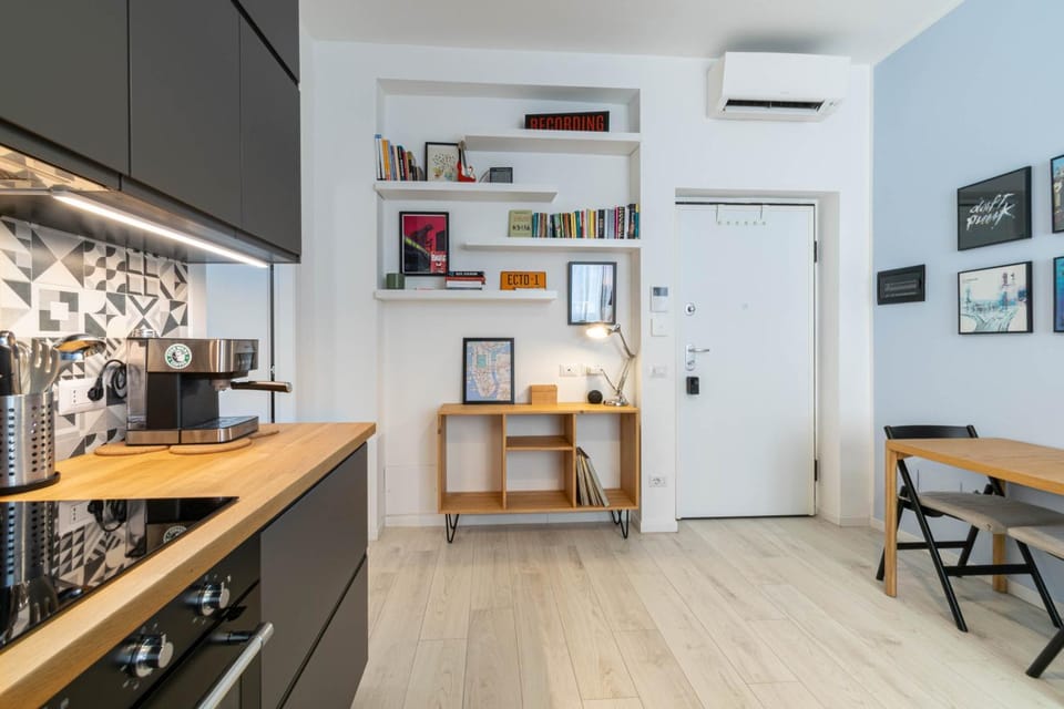 Coffee/tea facilities, Kitchen or kitchenette, Dining area, oven, stove, toaster