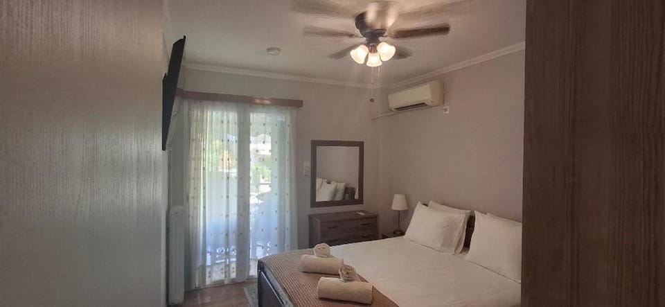 Bed, TV and multimedia, Photo of the whole room, Bedroom, air conditioner