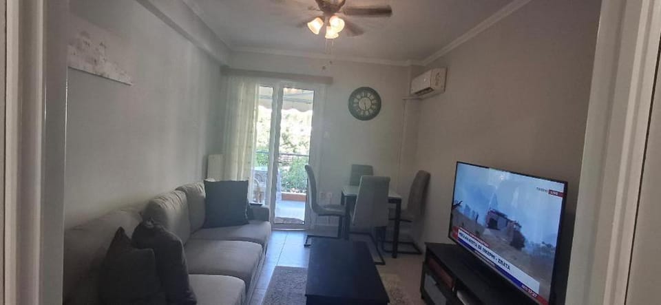 Communal lounge/ TV room, TV and multimedia, Living room, Seating area, Evening entertainment, air conditioner