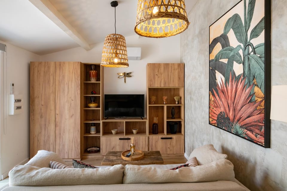Bed, TV and multimedia, Seating area