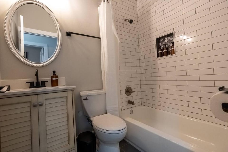 Shower, Toilet, Bathroom, Bath, towels