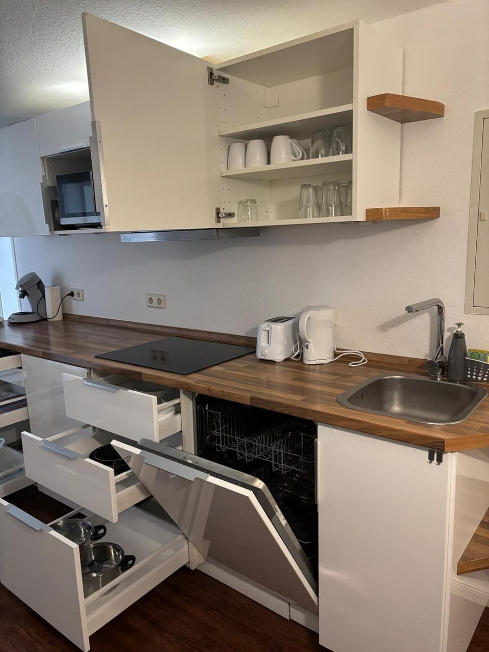 Kitchen or kitchenette, dishwasher
