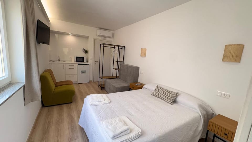 Bed, TV and multimedia, kitchen