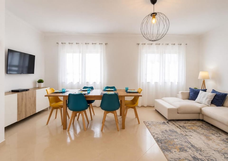 TV and multimedia, Living room, Seating area, Dining area