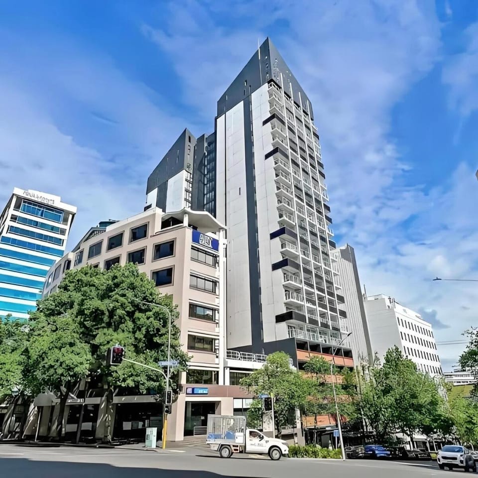 High-Floor 2BR Apt Sky Tower view AC Pool Gym QR181 Apartment in Auckland