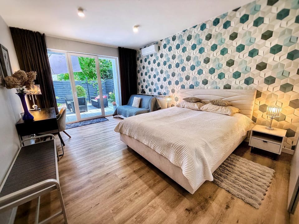 Bed, Living room, Photo of the whole room, Seating area, Bedroom