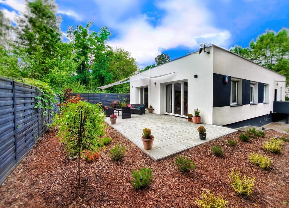 Property building, Spring, Day, Garden, Garden view