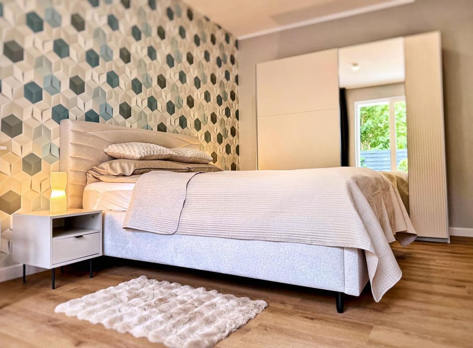 Bed, Photo of the whole room, Seating area, Bedroom